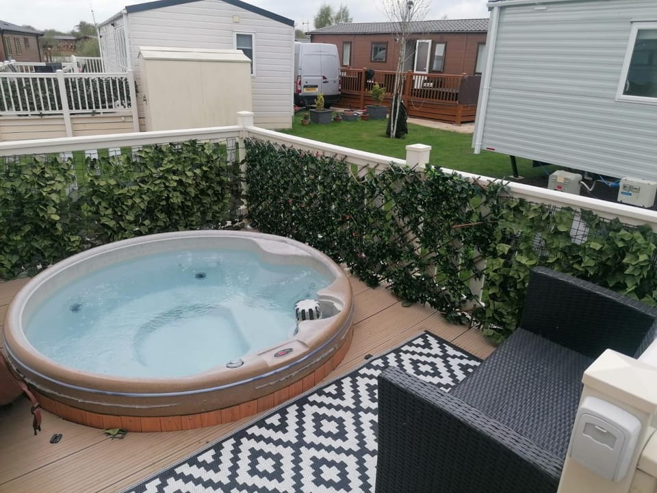 Luxury Caravan with Hot tub on Tattershall lakes Campground/ 
RV Resort in Tattershall