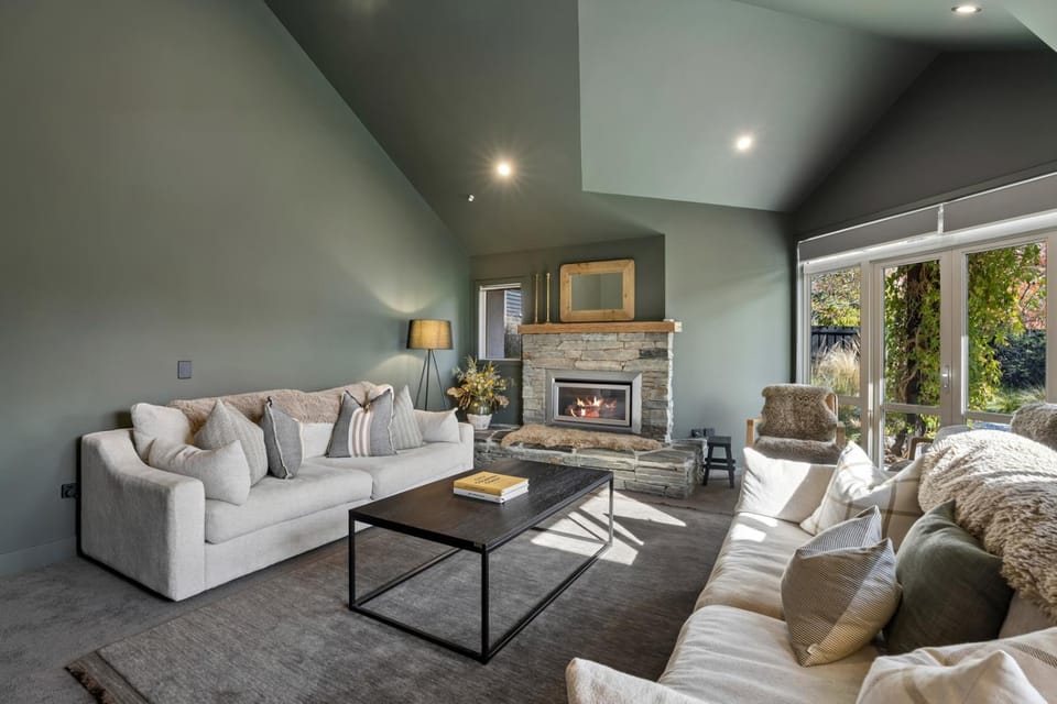 Lounge or bar, fireplace