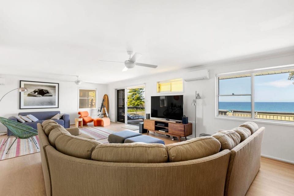 The Castle - Pet Friendly - Absolute Beachfront House in Culburra Beach