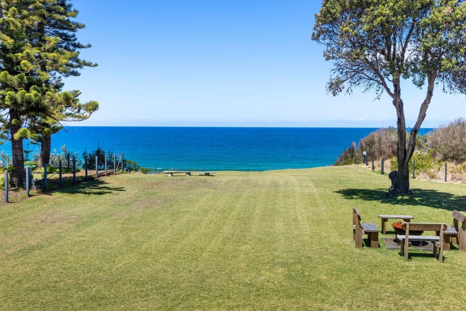 The Castle - Pet Friendly - Absolute Beachfront House in Culburra Beach