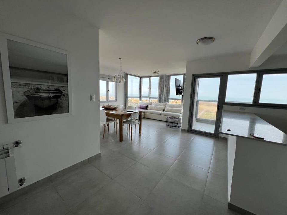Departamento de lujo frente al mar con vista panorámica, pileta y cochera privada Apartment in Buenos Aires Province
