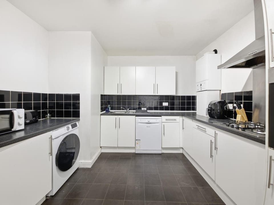 4 person room 3min from South Wimbeldon tube station Room2 Bed and Breakfast in London