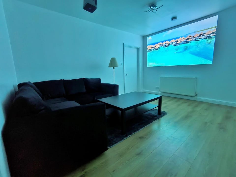 4 person room 3min from South Wimbeldon tube station Room2 Bed and Breakfast in London