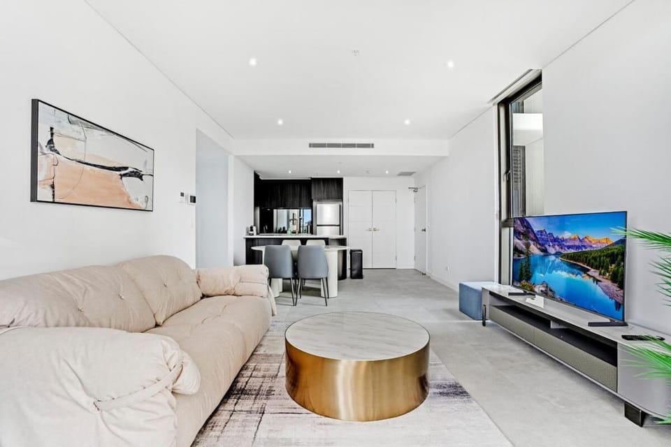 Stylish 2BR Apt with Pool & Views Near Parramatta Apartment in Parramatta