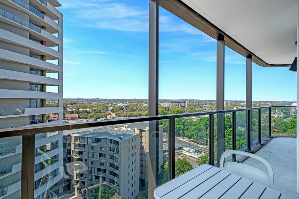 Stylish 2BR Apt with Pool & Views Near Parramatta Apartment in Parramatta