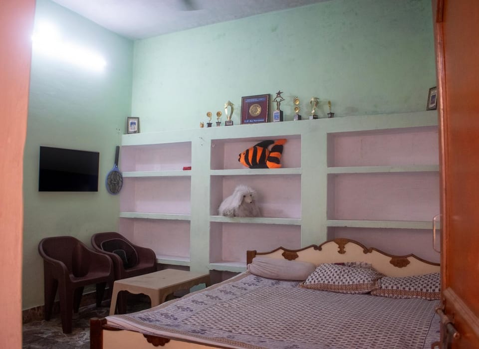 Bed, TV and multimedia, Photo of the whole room, Bedroom