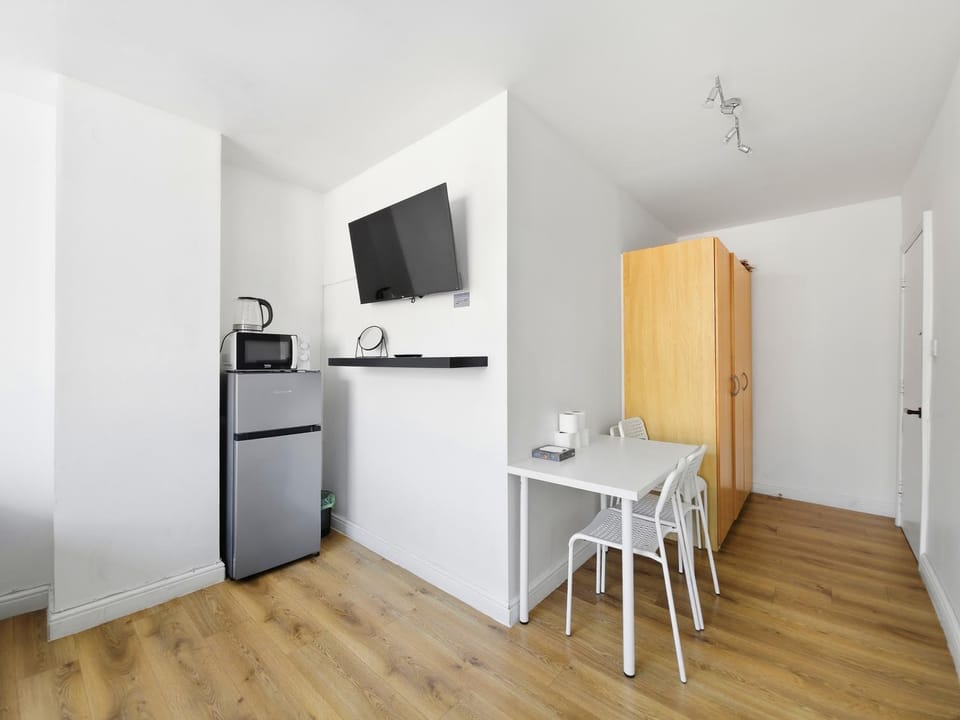 4 pers studio style room Near South Wimledon station R3 Bed and Breakfast in London