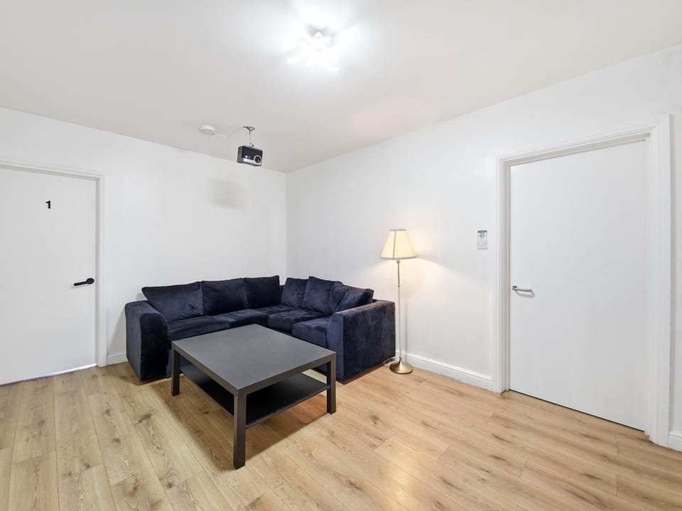 4 pers studio style room Near South Wimledon station R3 Bed and Breakfast in London