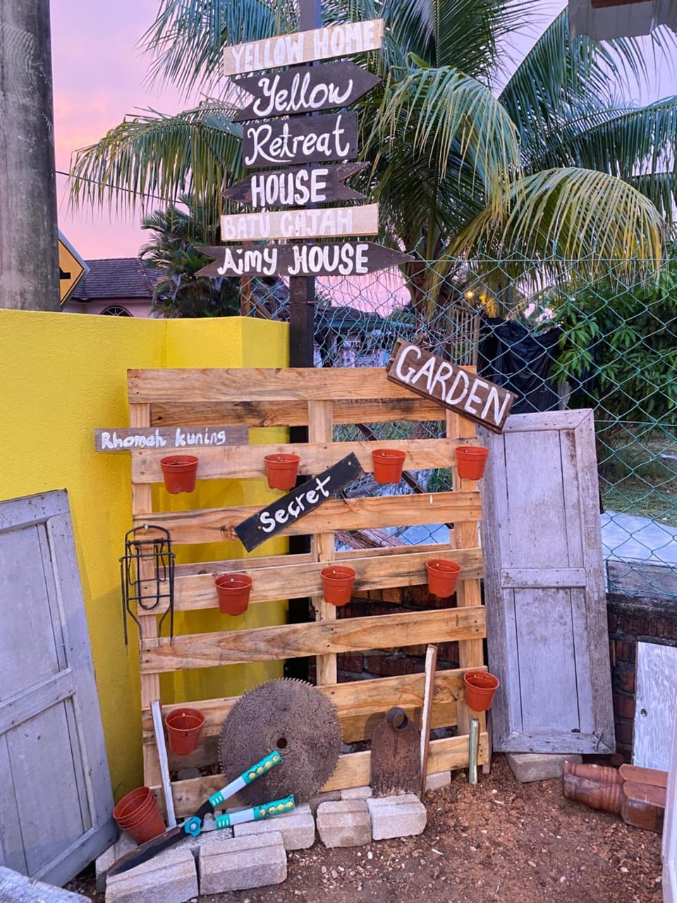 Yellow Retreat House Homestay Batu Gajah House in Perak Tengah District