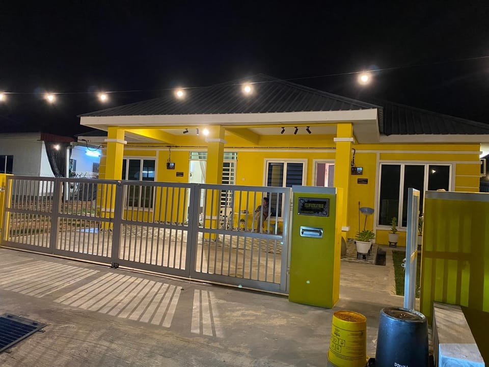 Yellow Retreat House Homestay Batu Gajah House in Perak Tengah District