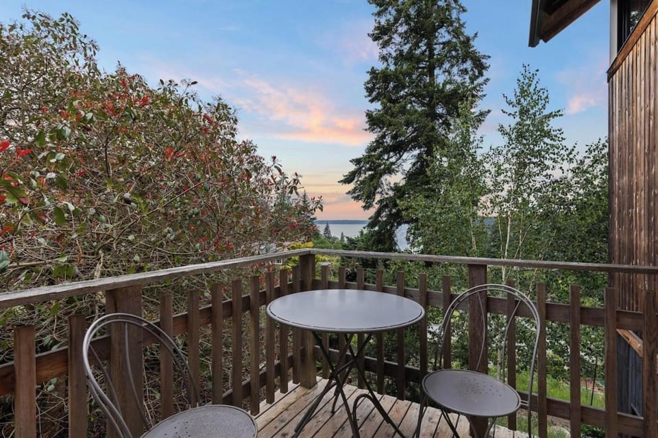 Water Views, Walk to Beach! New Hot Tub! House in Whidbey Island