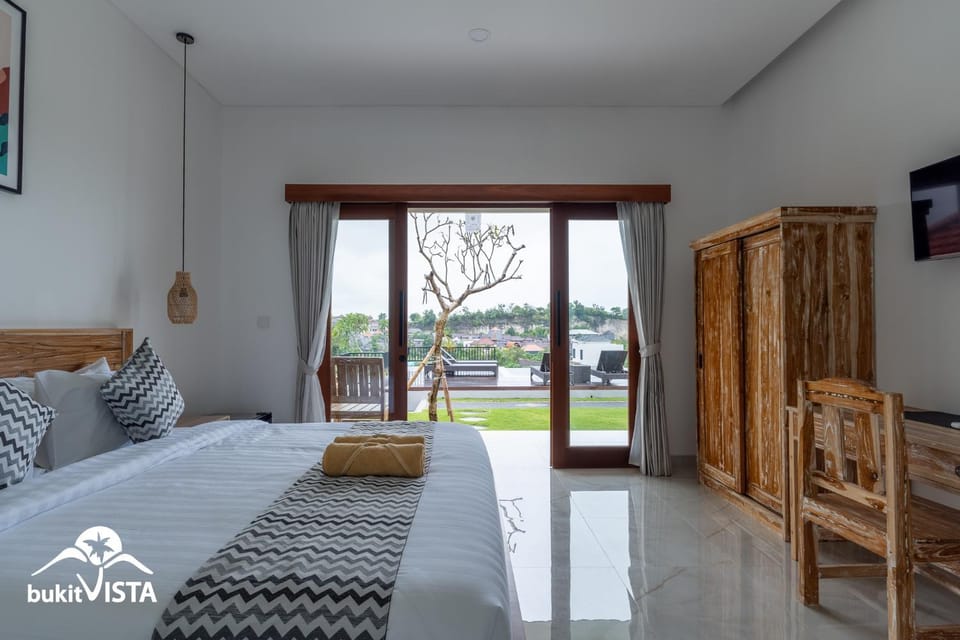 Photo of the whole room, Bedroom