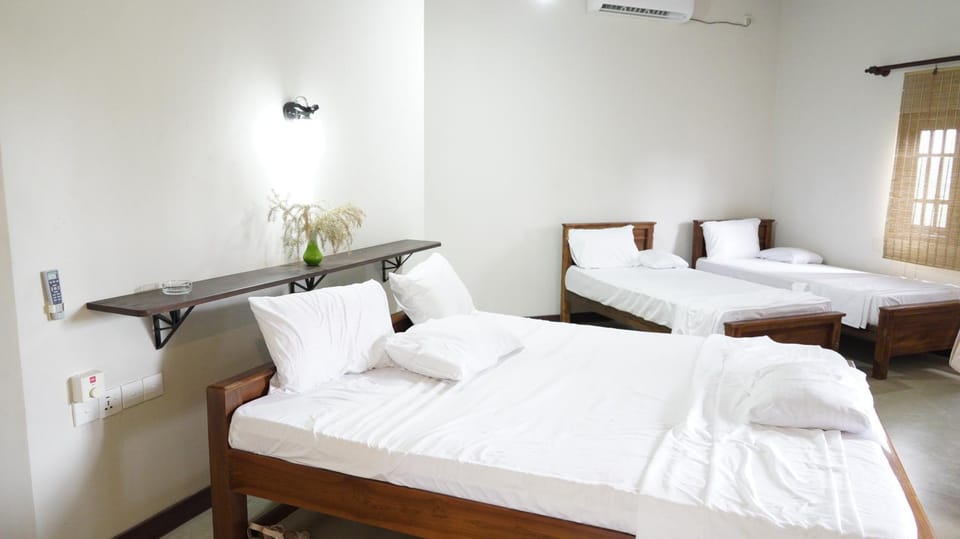 Travel Neth Lake Font Bungalow - Anuradhapuraya Hotel in Sri Lanka