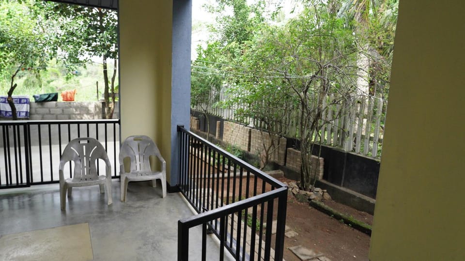 Travel Neth Lake Font Bungalow - Anuradhapuraya Hotel in Sri Lanka