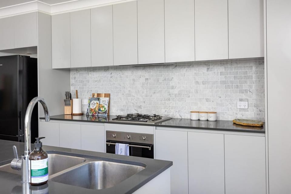 Kitchen or kitchenette, dishwasher, stove