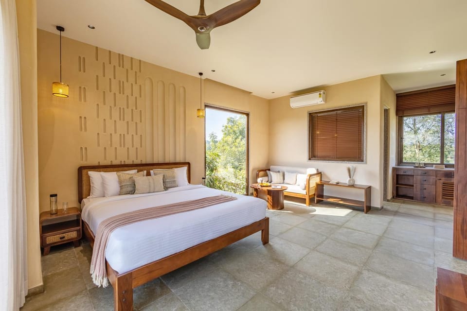 Bed, Photo of the whole room, Seating area, Bedroom