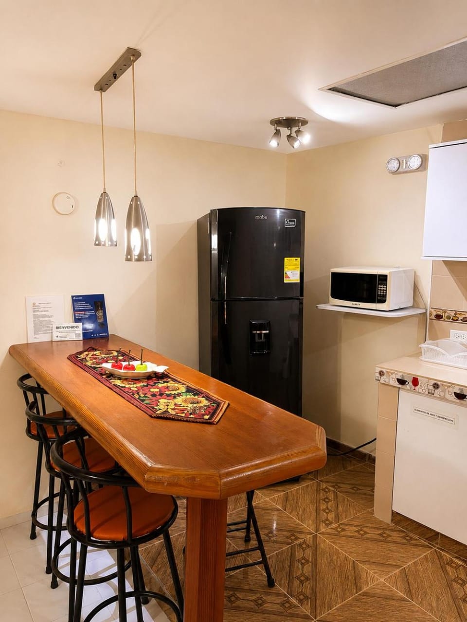 Kitchen or kitchenette, microwave, kitchen