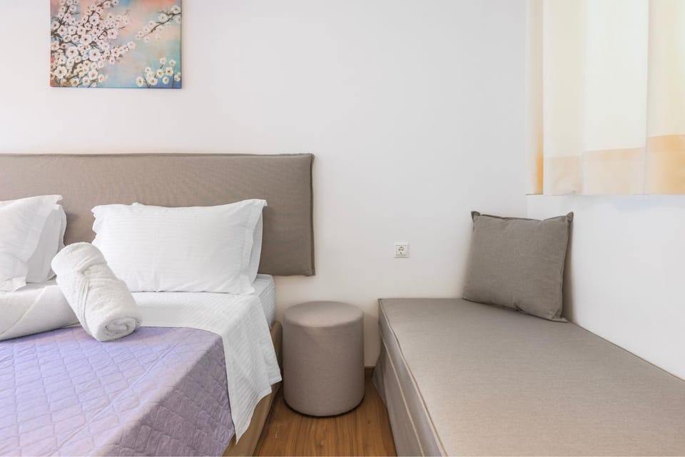 Bed, Photo of the whole room, Seating area, Bedroom