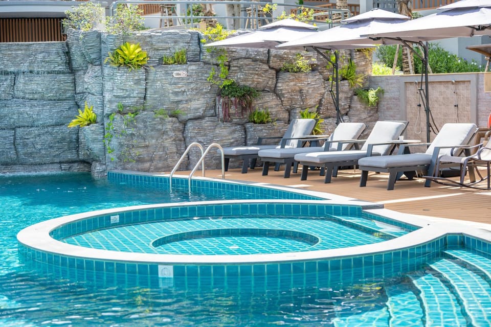 Day, Swimming pool, sunbed