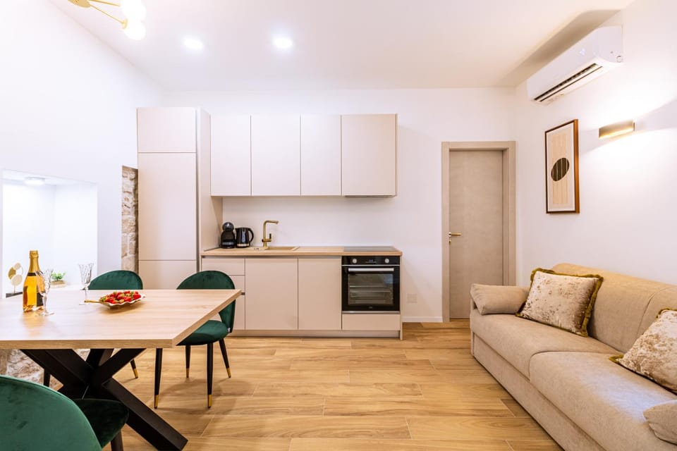 Coffee/tea facilities, Kitchen or kitchenette, Living room, Seating area, Dining area, oven, stove