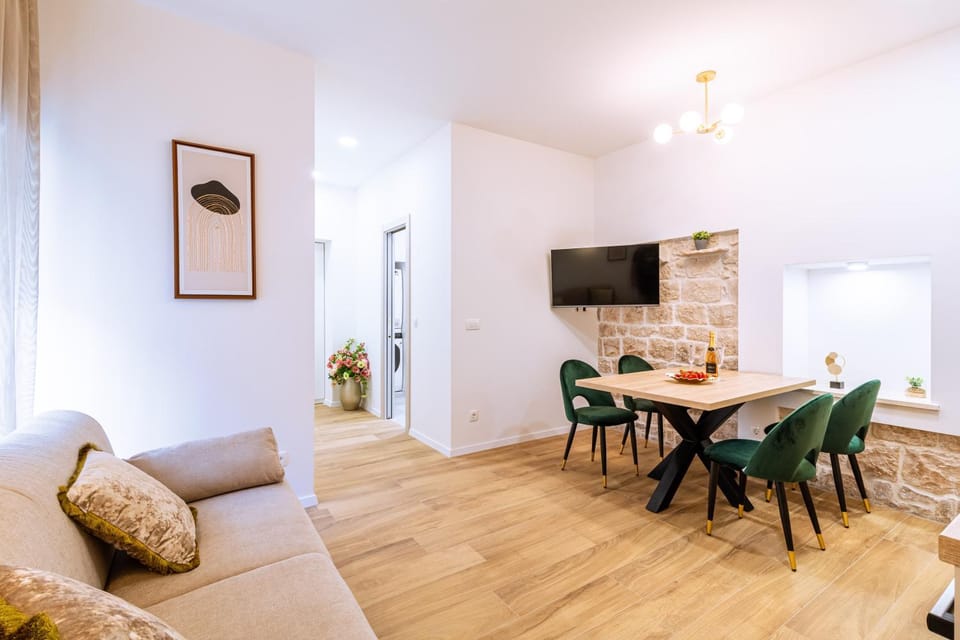 TV and multimedia, Living room, Seating area, Dining area
