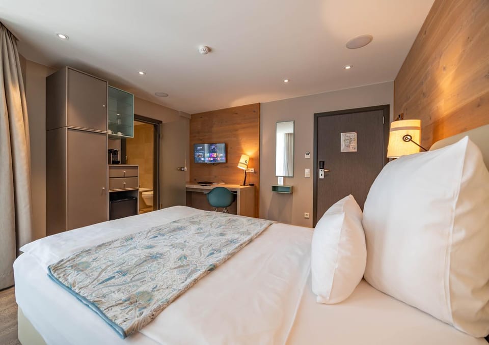 Bed, TV and multimedia, Bedroom