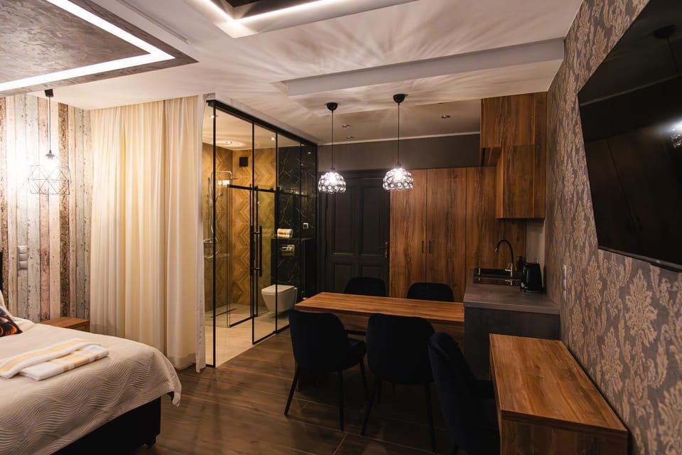 Bed, TV and multimedia, Kitchen or kitchenette, Photo of the whole room, Bedroom, wardrobe