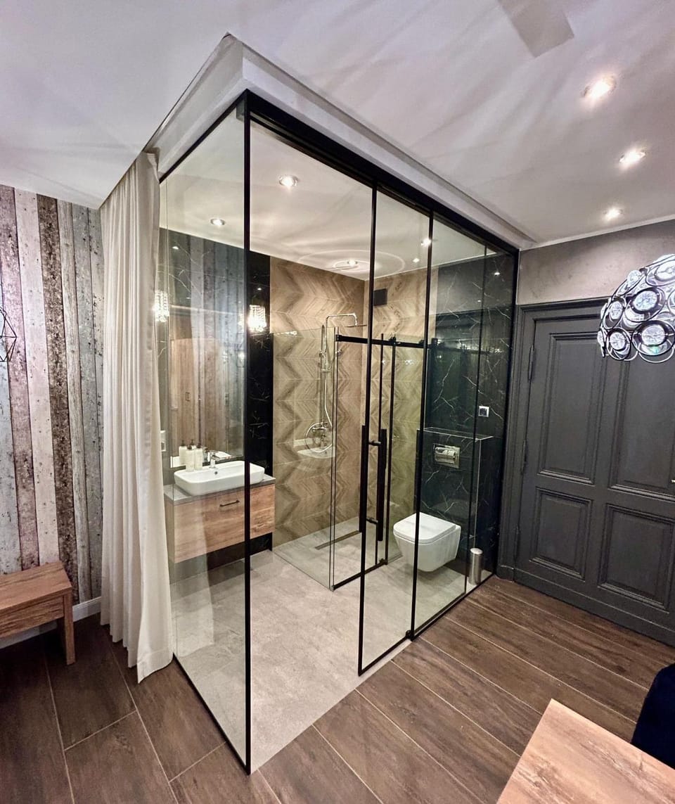 Shower, Property building, Restaurant/places to eat, Bathroom, Swimming pool