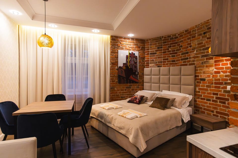 Bed, Photo of the whole room, Seating area, Bedroom, towels
