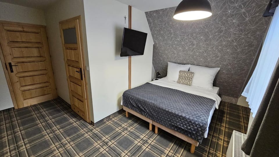 Bed, TV and multimedia, Photo of the whole room, Bedroom
