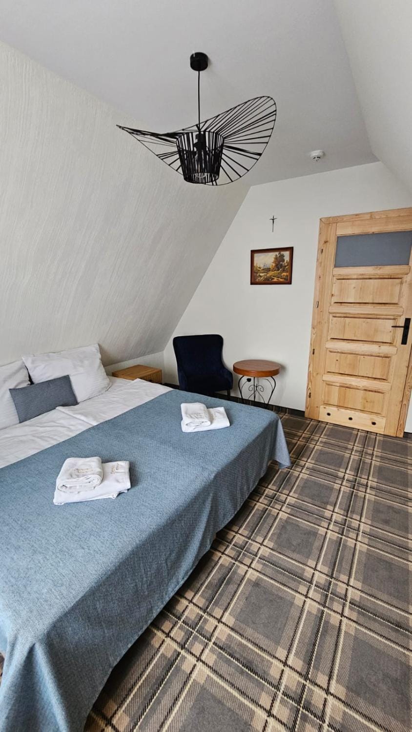 Bed, Photo of the whole room, Bedroom, towels