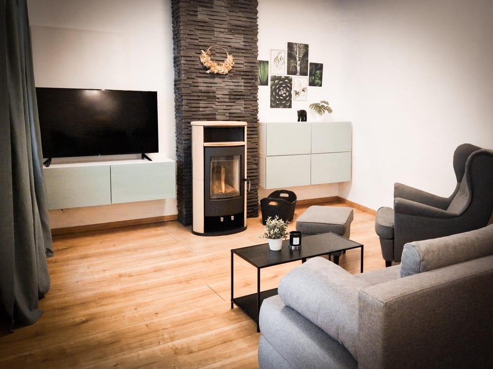 TV and multimedia, Living room, Seating area, fireplace