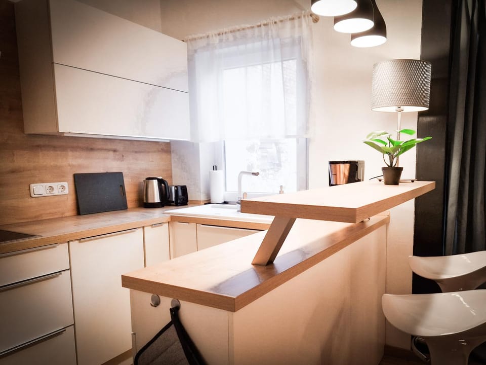Coffee/tea facilities, Kitchen or kitchenette, Dining area, stove, toaster
