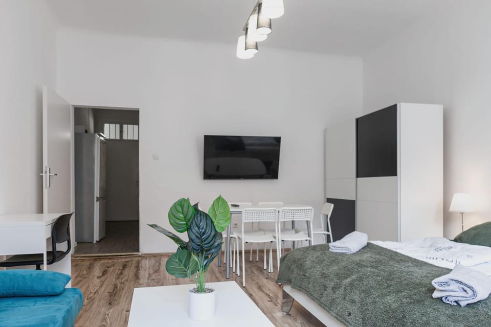 Bed, TV and multimedia, Seating area, Bedroom