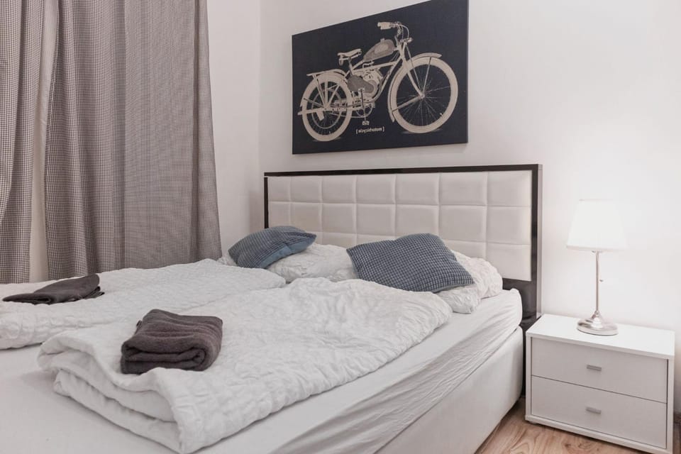 Bed, Bedroom, towels