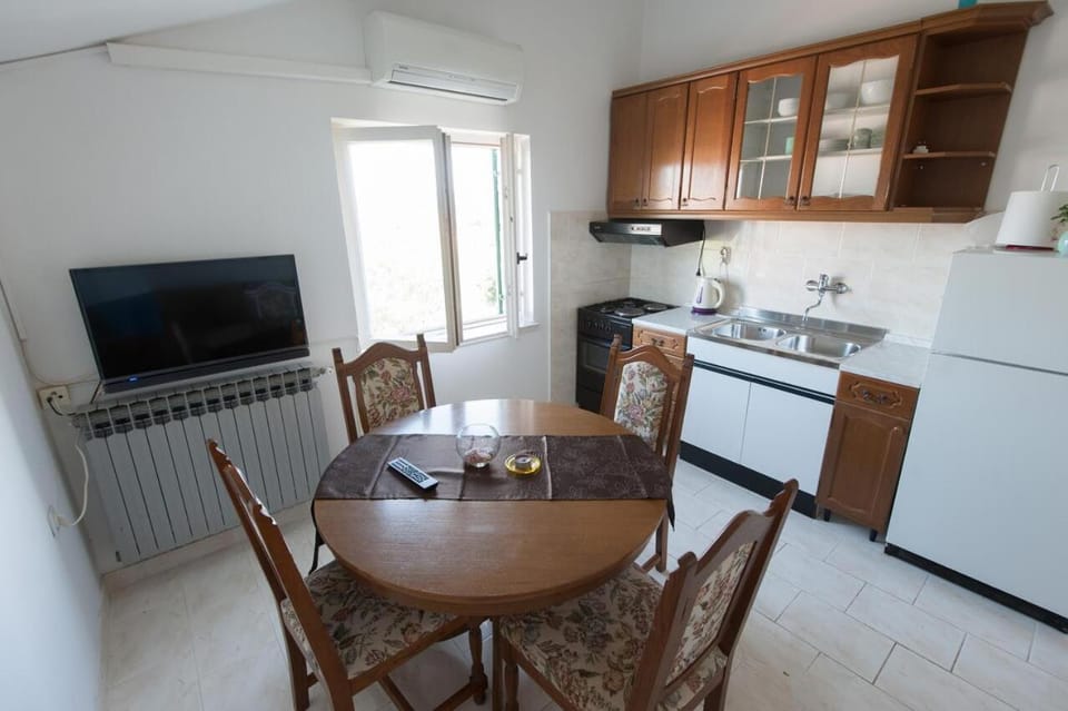 TV and multimedia, Kitchen or kitchenette, Seating area, Dining area, oven, stove