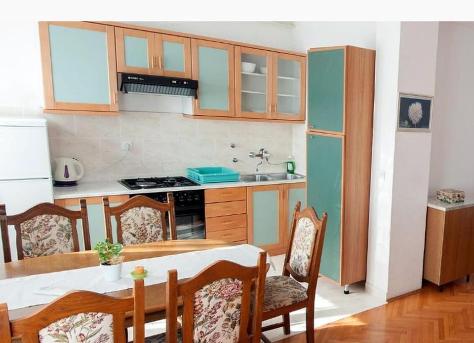 Kitchen or kitchenette, Dining area, oven, stove
