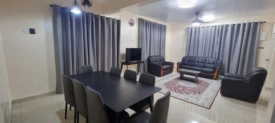 TV and multimedia, Living room, Seating area, Dining area