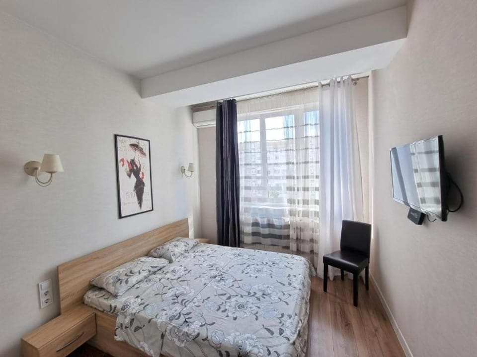 Bed, TV and multimedia, Photo of the whole room, Bedroom