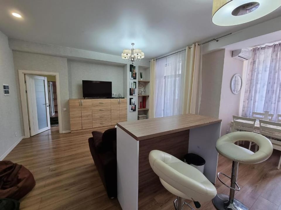 Communal lounge/ TV room, TV and multimedia, Kitchen or kitchenette, Living room, Seating area, Dining area, Evening entertainment