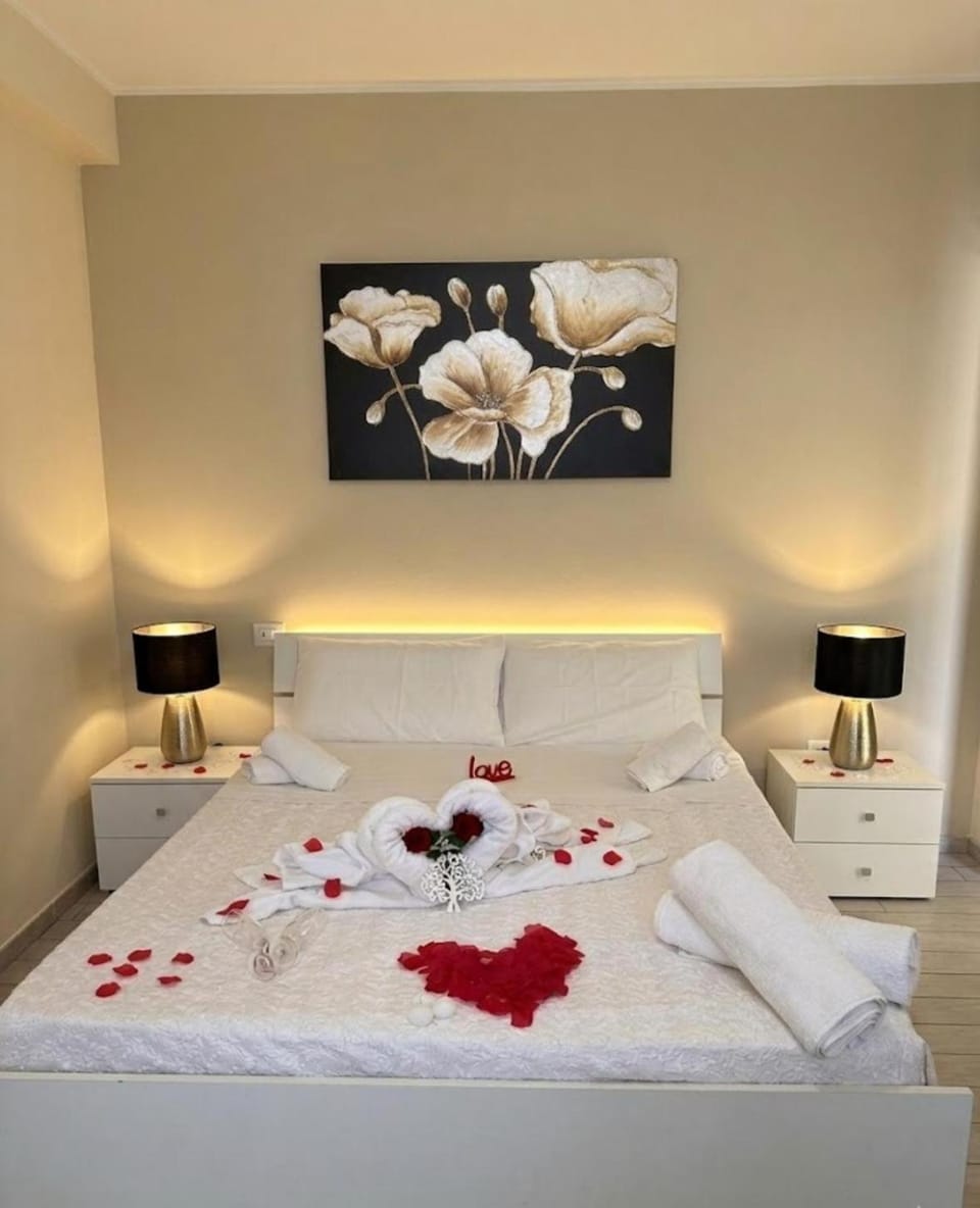 Bed, Photo of the whole room, Decorative detail