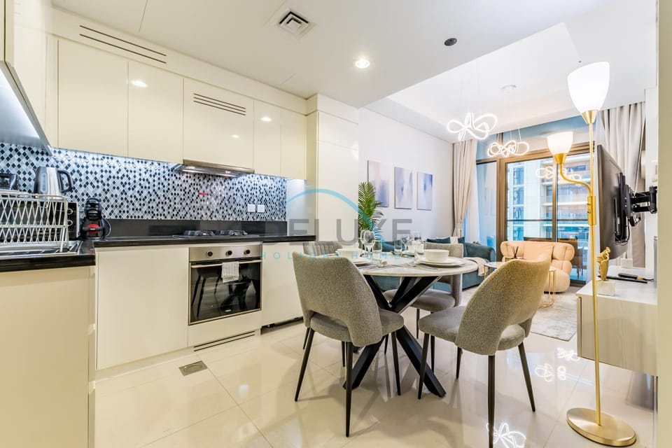 Kitchen or kitchenette, Dining area, stove