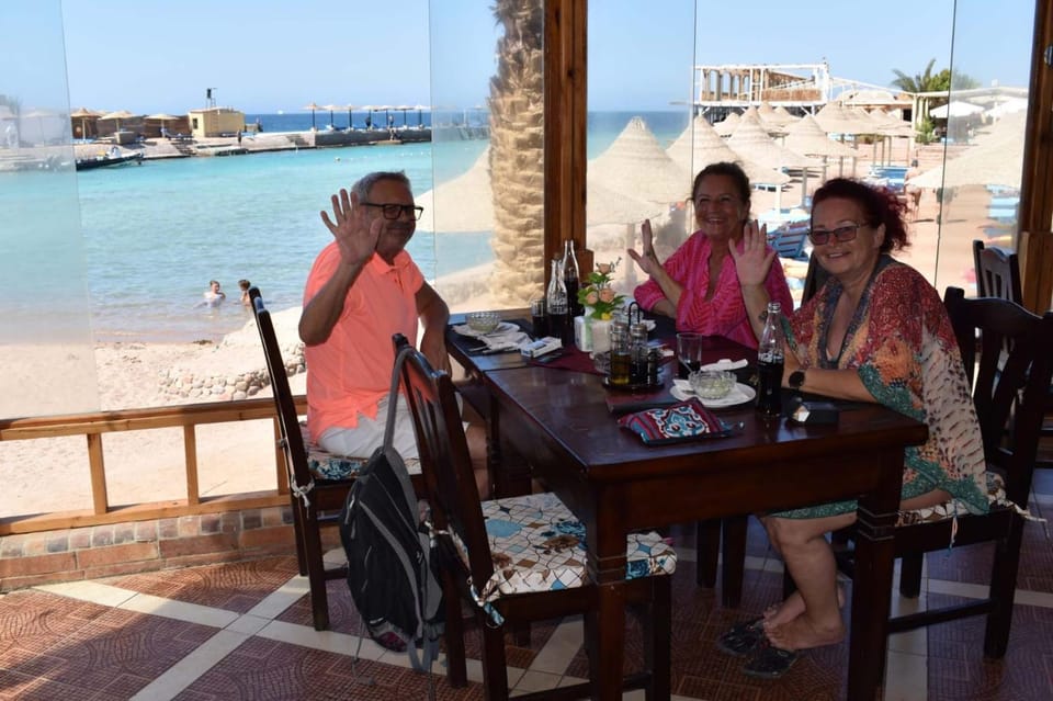 Restaurant/places to eat, Restaurant/places to eat, Food and drinks, Dining area, Beach, Food, group of guests