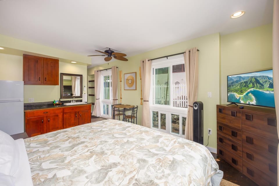 Bed, TV and multimedia, Kitchen or kitchenette, Photo of the whole room, Dining area, Bedroom, Garden view