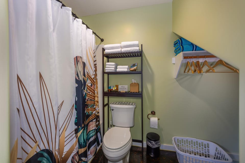 Shower, Toilet, Bathroom, Bath, towels