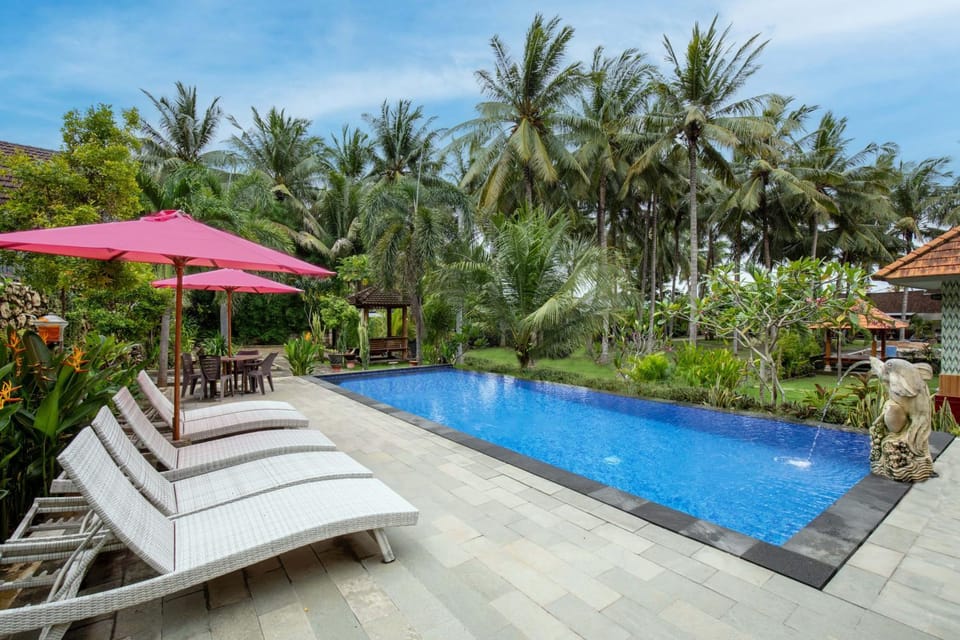 Swimming pool, sunbed