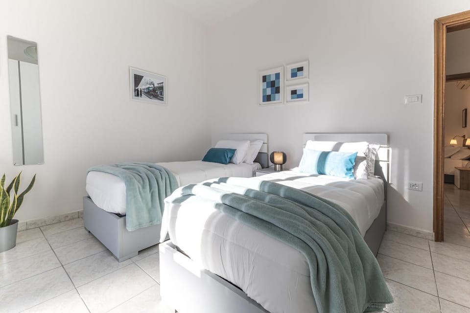 Bed, Photo of the whole room, Decorative detail, Bedroom