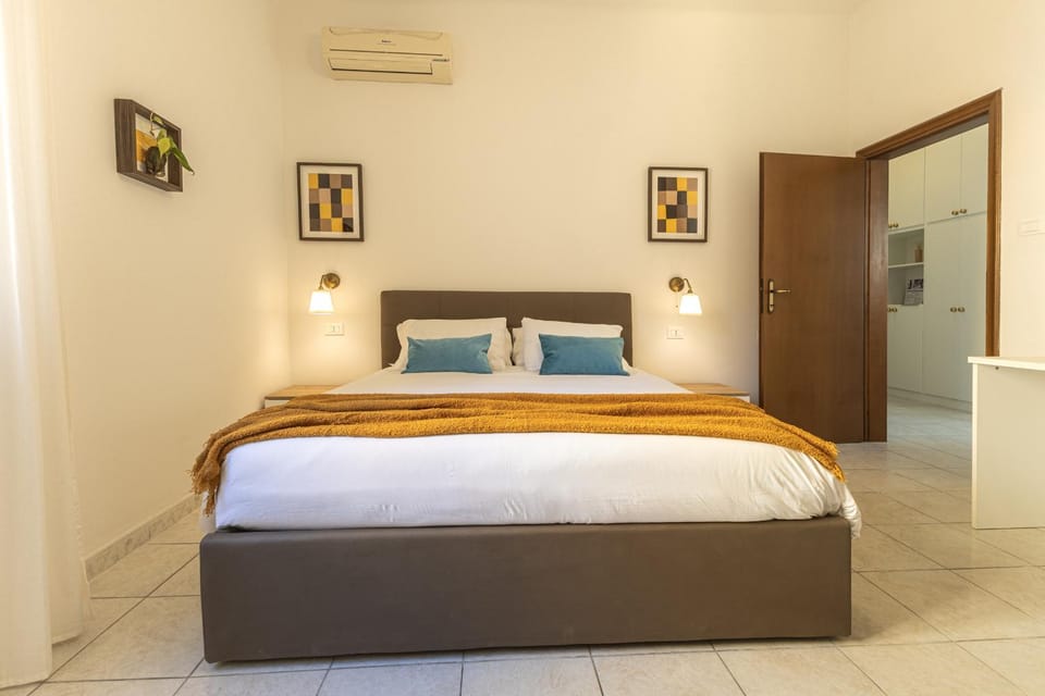 Bed, Photo of the whole room, Decorative detail, Bedroom, furniture, air conditioner