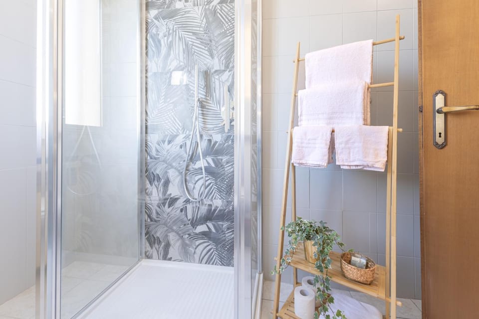 Shower, Bathroom, Decorative detail, Floor plan, towels
