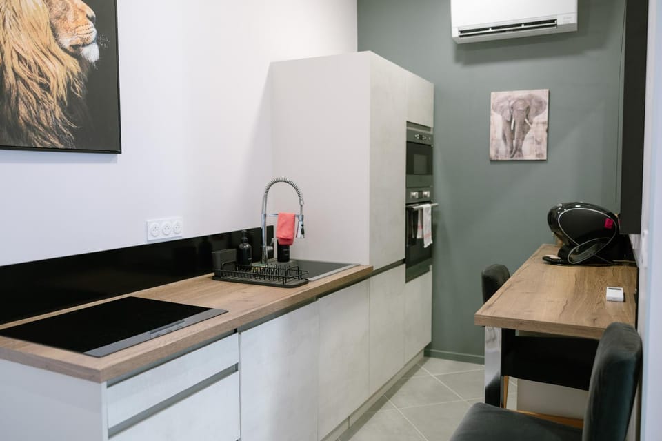 Kitchen or kitchenette, Dining area, oven, pet friendly, air conditioner